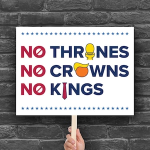 Puede incluir: Un cartel blanco con las palabras "NO THRONES, NO CROWNS, NO KINGS" en rojo y azul, sostenido por una mano. El cartel tiene decoraciones de estrellas e ilustraciones de un inodoro, una peluca y una corbata.