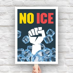 Peut inclure: Une affiche encadrée de blanc avec les mots "NO ICE" en jaune et rouge, au-dessus d'un poing blanc. Le fond est bleu foncé avec des glaçons éparpillés. L'affiche est tenue par un bâton en bois.