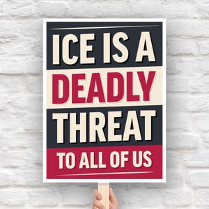 Puede incluir: Un letrero rectangular con el texto "ICE IS A DEADLY THREAT TO ALL OF US" en letras blancas y rojas en negrita. El letrero está sujeto por un palo de madera contra una pared de ladrillos blancos.