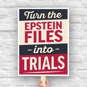 Puede incluir: Un letrero rectangular sostenido por una mano, con el texto "Turn the EPSTEIN FILES into TRIALS". El texto está en una fuente audaz y estilizada con una combinación de colores crema, burdeos y negro. El letrero está contra una pared de ladrillos blancos.
