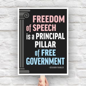 Puede incluir: Un póster con la cita "FREEDOM of SPEECH is a PRINCIPAL PILLAR of FREE GOVERNMENT" de Benjamin Franklin. El texto es en rosa, blanco y azul sobre un fondo negro, con un diseño de columna clásica.