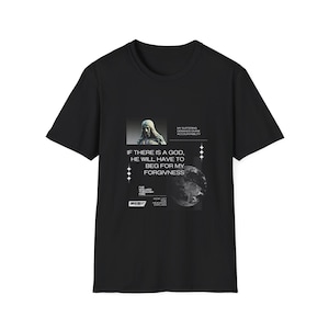 Op de afbeelding: Zwart T-shirt met een witte grafische print met een standbeeld van een persoon met de tekst "MY SUFFERING DEMANDS DIVINE ACCOUNTABILITY" en "IF THERE IS A GOD, HE WILL HAVE TO BEG FOR MY FORGIVNESS".