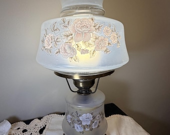 Lámpara de huracán vintage grabada con base de latón ornamentada. Lámpara de pie inspirada en Lo que el viento se llevó.