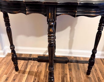 Piano in parquet ovale antico con finitura anticata.