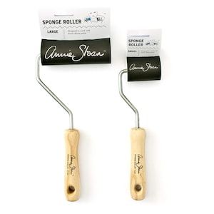 Puede incluir: Dos rodillos de esponja, uno grande y otro pequeño, con mangos de madera y rodillos de esponja negros. Los mangos tienen la firma de Annie Sloan. El embalaje dice "Sponge Roller" y "Designed to work with Annie Sloan paint."