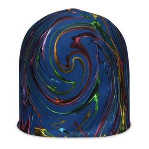 Puede incluir: Un gorro azul oscuro con un patrón arremolinado y colorido. El diseño presenta vetas amarillas, verdes, rosas y moradas, creando un aspecto abstracto y vibrante. Este sombrero es un accesorio elegante.