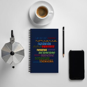 Puede incluir: Una libreta de espiral azul oscuro con la palabra "nonsense" repetida en varios colores y fuentes.