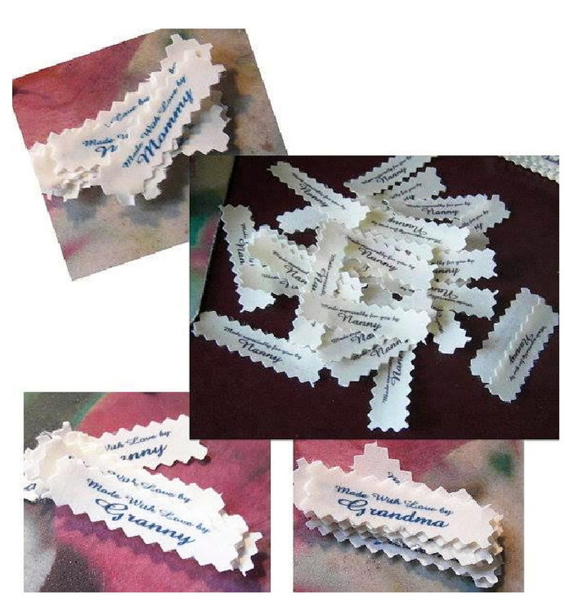 Puede incluir: Un mont&oacute;n de etiquetas de tela blanca con bordes festoneados. Las etiquetas est&aacute;n impresas con el texto "Made With Love by Mommy", "Made With Love by Granny" y "Made With Love by Grandma".