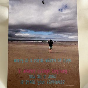Vogel jagen am Strand. Postkartendrucke mit inspirierenden Bildern und achtsamen Botschaften. Teil einer Reihe von Drucken.