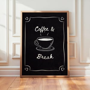 Könnte beinhalten: Ein gerahmtes Poster mit schwarzem Hintergrund, den Worten "Coffee & Break" und einer Kaffeetassen-Illustration in Weiß. Der Rahmen ist aus Holz, und das Poster wird vor einer weißen Wand und einem Holzboden präsentiert.