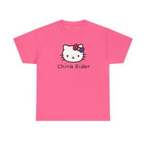 China Rider Parody Cute Kitty Graphic Tee, Fun Unisex Cotton T-Shirt, Hello Kitty Fans Gift, Casual Everyday Wear, Cute Animal Apparel zdjęcie 8