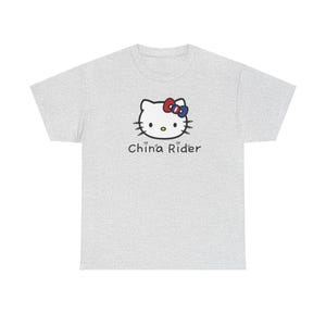 China Rider Parody Cute Kitty Graphic Tee, Fun Unisex Cotton T-Shirt, Hello Kitty Fans Gift, Casual Everyday Wear, Cute Animal Apparel zdjęcie 2