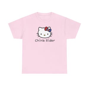 China Rider Parody Cute Kitty Graphic Tee, Fun Unisex Cotton T-Shirt, Hello Kitty Fans Gift, Casual Everyday Wear, Cute Animal Apparel zdjęcie 1