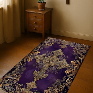 Può includere: Un tappeto rettangolare viola con un grande disegno a croce dorata e motivi floreali dorati ornati. Il tappeto è posto su un pavimento in legno, con una croce di legno sulla parete e un tavolino in legno con una pianta.