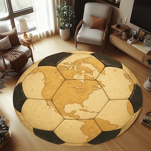 Könnte beinhalten: Ein runder Teppich in Form eines Fußballs, mit einer Weltkarte in Beige- und Brauntönen. Die schwarzen Fünfeckformen bilden das Muster des Balls. Dieser dekorative Teppich verleiht jedem Raum eine einzigartige Note. Durchmesser: ca. 150 cm.