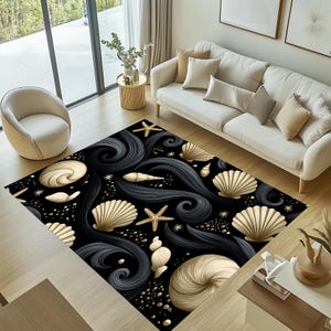 Könnte beinhalten: Ein rechteckiger, schwarzer Teppich mit einem sich wiederholenden Muster aus beigefarbenen Muscheln, Seesternen und dunkelgrauen, fließenden Linien. Kleine goldene Punkte sind über das Design verstreut. Küstenmotiv.
