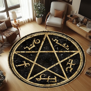 Op de afbeelding: Een rond zwart en gouden tapijt met een vijfpuntige stervorm. De ster is omgeven door een cirkel met symbolen in elk punt van de ster.