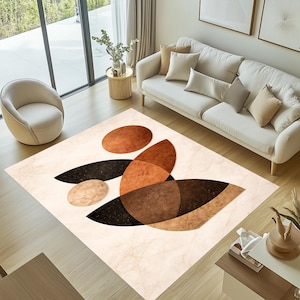 Può includere: Un tappeto rettangolare con un design astratto. Il tappeto presenta uno sfondo color crema con forme sovrapposte in tonalità marroni e nere. Il tappeto è in un salotto. Dimensioni approssimative: 200 cm x 300 cm.