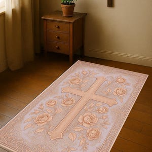 Può includere: Tappeto rettangolare con un grande disegno a croce al centro, circondato da motivi floreali. Il tappeto è rosa chiaro con un bordo dettagliato. Una croce di legno è appesa al muro sopra il tappeto.