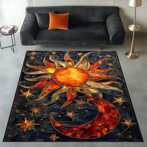 Puede incluir: Una alfombra rectangular con un diseño celestial. La alfombra presenta un gran sol con tonos naranja y dorado, una luna creciente roja y estrellas dispersas sobre un fondo azul oscuro. La alfombra está colocada en un salón.