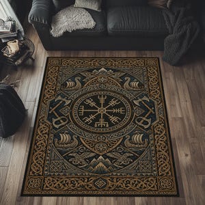 Könnte beinhalten: Ein rechteckiger Teppich mit einem zentralen Vegvisir-Symbol, umgeben von komplizierten, nordisch inspirierten Mustern. Das Design zeigt Illustrationen von vier Wikingerschiffen, zwei gekreuzten Streitäxten und zwei Raben in Gold-, Blau- und Schwarztönen.