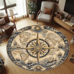 Può includere: Un grande tappeto circolare con un design a mappa del mondo in stile vintage e una prominente rosa dei venti centrale. Il tappeto mostra illustrazioni dettagliate di velieri, onde oceaniche vorticose e continenti in tonalità beige, blu e oro.
