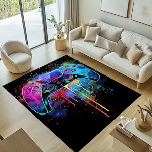 Peut inclure: Un tapis noir avec un motif abstrait coloré d'une manette de jeu vidéo. La manette est soulignée de couleurs néon et a un effet de peinture éclaboussée arc-en-ciel.