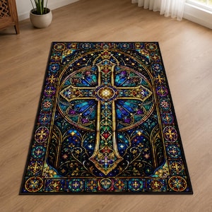 Könnte beinhalten: Ein rechteckiger Teppich mit einem farbenfrohen Buntglasfenster-Design. Das Muster zeigt ein zentrales Kreuzmotiv in tiefen Blau-, Gold- und Violetttönen, umgeben von komplizierten floralen und geometrischen Bordüren auf schwarzem Grund.