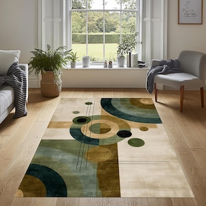 Peut inclure: Tapis rectangulaire avec un motif géométrique abstrait. Le tapis présente un fond beige avec des formes superposées dans des tons de vert, de bleu sarcelle et de marron. Des cercles et des lignes noirs ajoutent du contraste. Le tapis est posé sur un parquet.