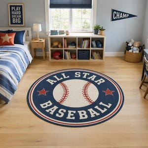 Könnte beinhalten: Ein runder Baseball-Teppich mit marineblauem Rand und einem cremefarbenen Baseball-Design. Der Teppich zeigt die Worte "ALL STAR BASEBALL" in Weiß, mit roten Sternen und Baseball-Nahtdetails. Der Teppich liegt auf einem Holzboden.