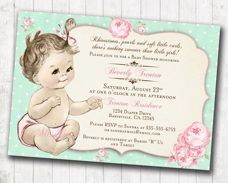 Peut inclure: Invitation de baby shower avec une illustration vintage d'une petite fille. Le fond est vert menthe &agrave; pois blancs, avec des accents floraux roses. Le texte comprend le nom "Beverly Trenton" et les d&eacute;tails de l'&eacute;v&eacute;nement.