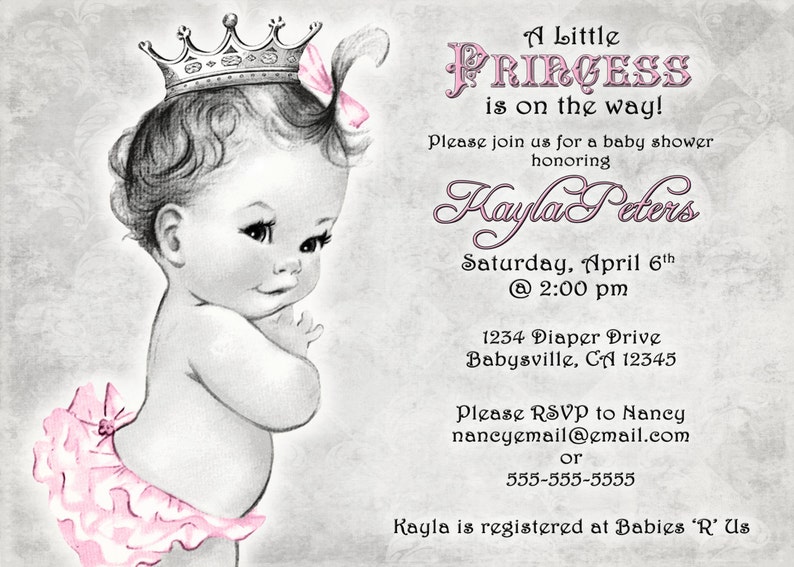 K&ouml;nnte beinhalten: Eine Babyparty-Einladung mit einer Schwarzwei&szlig;-Illustration eines Babys, das eine Krone und einen rosa R&uuml;schenrock tr&auml;gt. Der Text lautet "A Little Princess is on the way!" und enth&auml;lt den Namen des Babys, Kayla Peters, das Datum und die Uhrzeit der Party sowie die Adresse. Die Einladung enth&auml;lt auch die RSVP-Informationen und die Registrierungsinformationen.