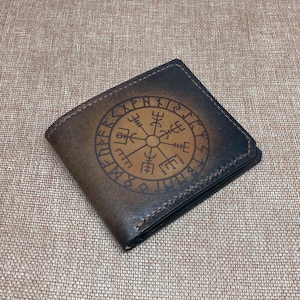 Cartera de cuero Vegvisir de Coffyn Gift • Cartera de cuero genuino • El logotipo está delicadamente grabado en la cartera • Regalo para papá