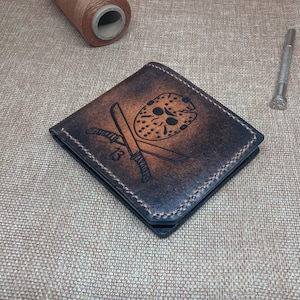 Horror Leder Geldbörse von Coffyn Geschenk • Leder Geldbörse für diejenigen, die den Charakter Jason Voorhees • Freitag der 13. • Geschenk für Ihn lieben