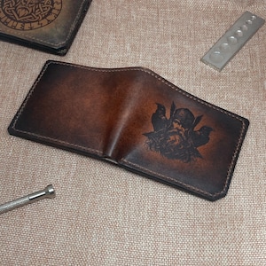 Odin Leder Geldbörse von Coffyn Geschenk • Die Kombination von Leder Geldbörse und Odin Charakter • Geschenk für Papa • Geschenk für Ihn • Ich liebe Viking