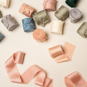 AJOUT : ruban de satin soyeux à bords effilochés, 5 mètres - Pour mariage, cadeaux, événements spéciaux, décoration, cadeaux de fête de mariage, cartes, bouquet de fleurs