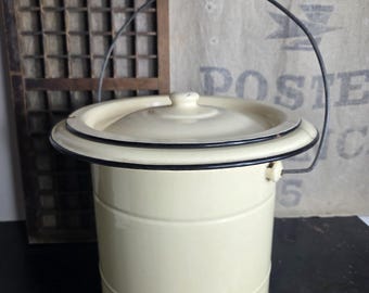 Secchiello vintage in smalto color giallo pallido/crema con manico in legno