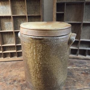Französischer Vintage, salzglasierter Confit-Topf mit Deckel.