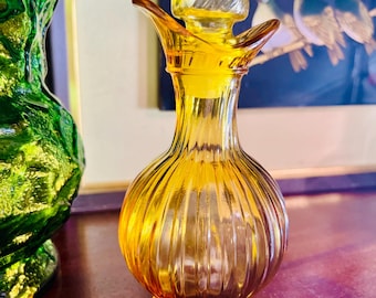 Karafka Avon Amber Glass Vintage z lat 70.: żebrowana dekoracja toaletki w stylu Empoli