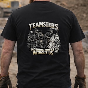 Può includere: T-shirt nera con una grafica di due figure scheletriche a cavallo, una con una falce. Il testo recita "TEAMSTERS" sopra la grafica e "NOTHING MOVES WITHOUT US" sotto.