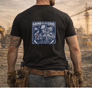 Può includere: T-shirt nera con una grafica sul retro raffigurante uno scheletro elettricista con la scritta "GRIND ON THE GRID" e "UNION". Il design è in tonalità blu e bianco. La persona indossa una cintura porta attrezzi e guanti da lavoro.