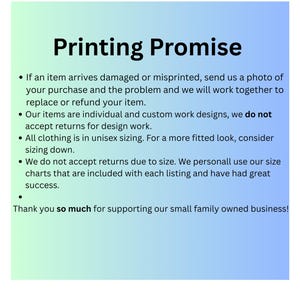 Pu&ograve; includere: Uno sfondo sfumato blu e verde con il testo "Printing Promise" in grassetto nero. Il testo sottostante delinea le politiche del negozio su resi, taglie e articoli danneggiati. Il testo termina con un messaggio di ringraziamento.