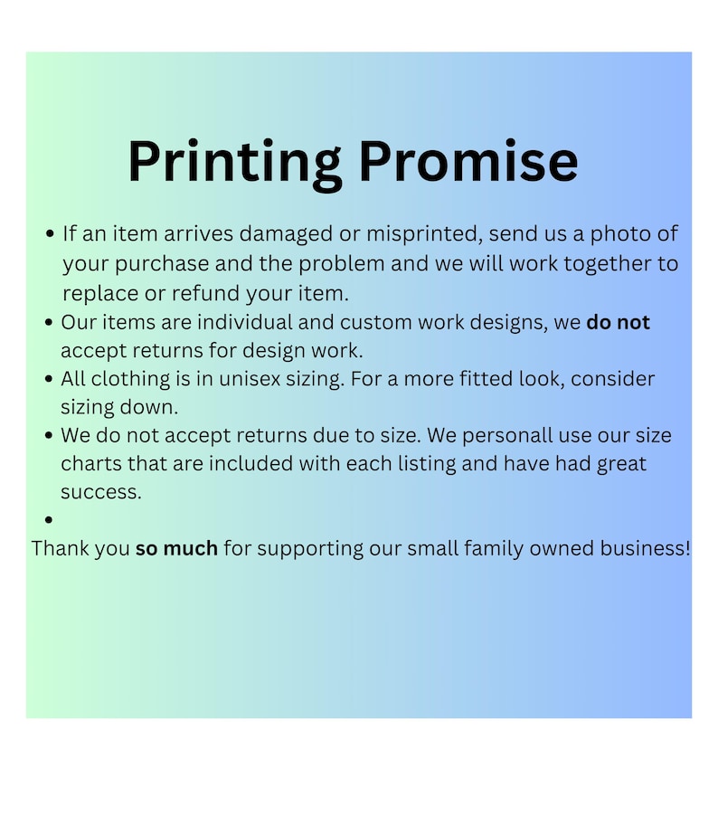 Pu&ograve; includere: Uno sfondo sfumato blu e verde con il testo "Printing Promise" in grassetto nero. Il testo sottostante delinea le politiche del negozio su resi, taglie e articoli danneggiati. Il testo termina con un messaggio di ringraziamento.