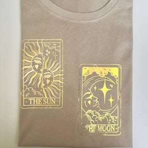 Maglietta con le carte dei tarocchi – Design Sole e Luna | Maglietta unisex SOL'S Regent | Maglietta con grafica occulta | Estetica Stregonesca | Regalo per gli amanti dei tarocchi