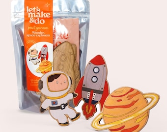 Malen Sie Ihr eigenes Holz-Weltraumforscher-Kit: Kinderhandwerk-Kit mit Video-Tutorial