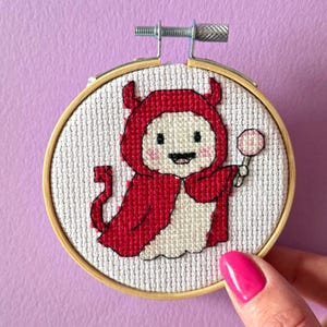 Patrón de punto de cruz de mini fantasma en PDF / Diseño de Halloween para principiantes: Fantasma del Diablo Amigable
