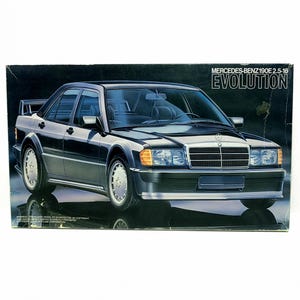 Könnte beinhalten: Ein Set aus drei Keramikbechern mit gesprenkelter, matter Oberfläche. Die Becher sind in Creme-, Hellgrau- und Dunkelgrautönen gehalten. Jeder Becher hat ein schlichtes, minimalistisches Design und einen abgerundeten Griff.