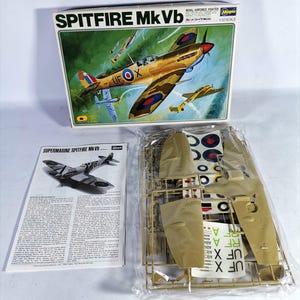 Puede incluir: Una caja de modelo de avión Supermarine Spitfire Mk Vb Royal Air Force. La ilustración muestra un avión amarillo y marrón en vuelo. El kit incluye piezas de plástico sin montar, calcomanías y un manual de instrucciones.