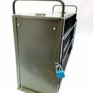 Peut inclure: Cage m&eacute;tallique vert olive avec une poign&eacute;e sur le dessus. La cage est rectangulaire, avec des barreaux verticaux d'un c&ocirc;t&eacute; et un panneau plein de l'autre. Un cadenas bleu s&eacute;curise la porte de la cage.