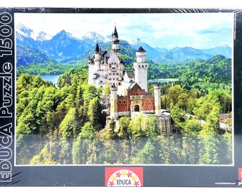 Könnte beinhalten: Ein 1500-teiliges Puzzle mit einer malerischen Ansicht von Schloss Neuschwanstein in Deutschland. Das Puzzle zeigt das Schloss auf einem Hügel, umgeben von grünen Bäumen, mit Bergen und einem See im Hintergrund. Auf der Puzzle-Box steht "EDUCA Puzzle 1500".